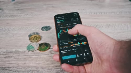 Krypto-Handel mit Smartphone-Bitcoin-Kursdiagramm an der Börse BTC