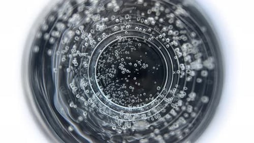 Makro-Wasserblasen auf einem Glashintergrund