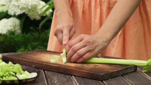Cuisiner un repas avec du céleri frais