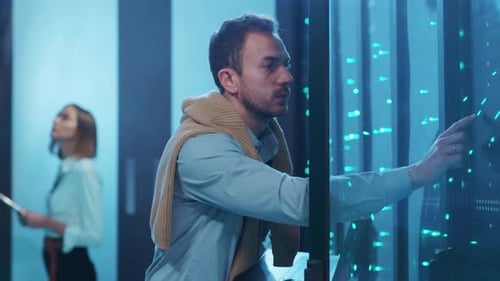 Ein Techniker überwacht aktiv den Serverraum und verwendet gleichzeitig Datenvisualisierungstools