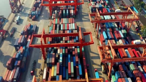 Überfall einer Containerschiffswerft im Industriehafen für logistisches Import- und Exportgeschäft mit Kranarbeiten