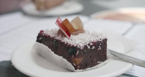 La
pâtisserie maltaise Pudina est servie dans un restaurant à Malte. Pâte à pain Kwarezimal traditionnelle maltaise