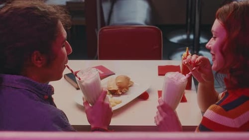 Des verres à milkshake clignotants pour un rendez-vous galant