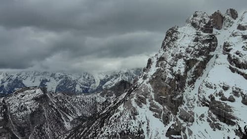 Felsige Schneeberge und Wolken