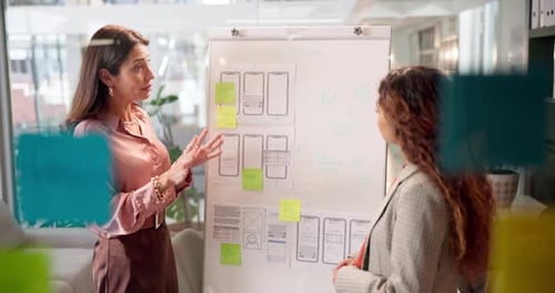 Intercambio de ideas, debates e ideas para proyectos, personas y notas adhesivas con información