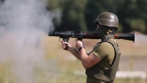 Soldat feuert Präzisionsschulterabgefeuerter Raketenwerfer RPG7 PSRL1 präzise auf das Ziel auf einen Feind