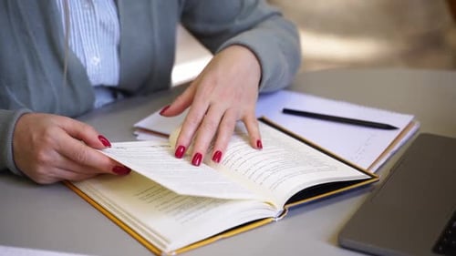 Wissenschaftlerin mittleren Alters schreibt Abschlussarbeit an der Universität