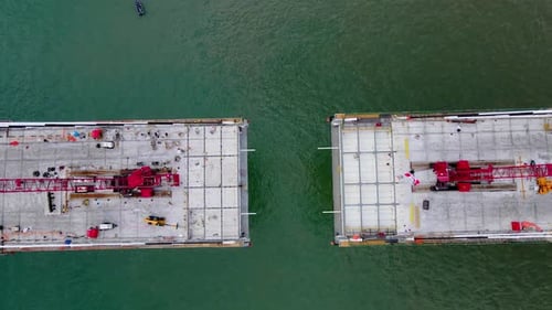 Vista aérea descendente del puente internacional Gordie Howe en la fase final de construcción