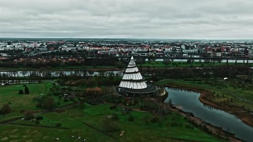 Vista aérea de la Torre del Milenio (Jahrtausendturm) en el parque Elbauen, Magdeburgo