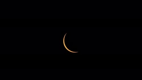 Rotierender Zoom bei Sonnenfinsternis, wenn das letzte Stück Sonnenlicht verschwindet, Diamantring und Korona