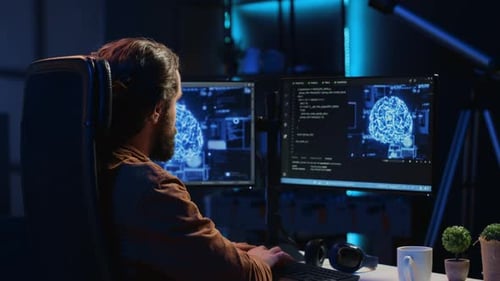 Entwickler verwendet Computer, um neuronale Netze künstlicher Intelligenz zu aktualisieren