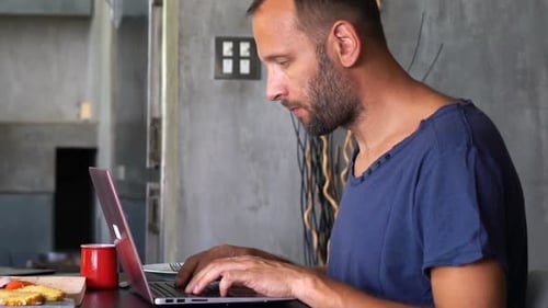 Junger Mann arbeitet online zu Hause