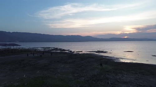 vue aérienne d'un pêcheur sur son bateau dans le lac