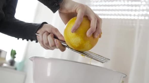 Râper au ralenti et éplucher la peau d'orange dans un bol.