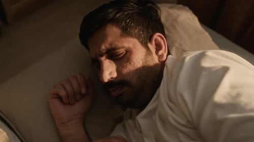 Homme indien souffrant d'insomnie et dormant sans relâche