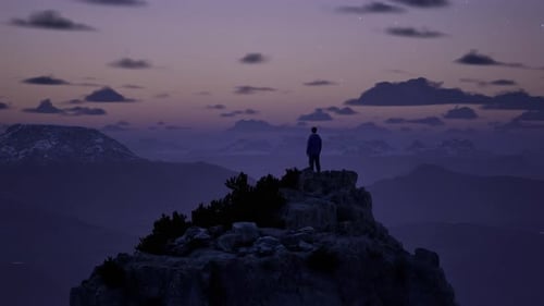 Homem de pé no pico com cena mágica de montanha na natureza durante o pôr do sol 3D Aerial