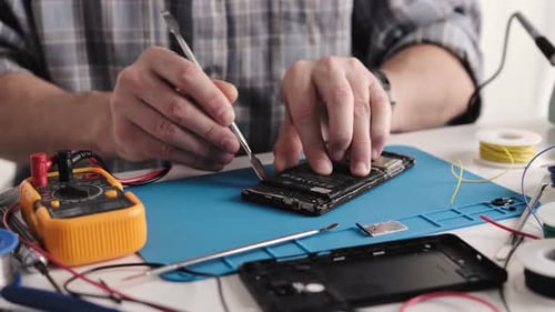 Das Master In Electronics Repair Service Center repariert das Smartphone