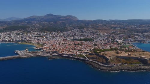 Luftaufnahme von Rethymno, Kreta, mit Leuchtturm und Hafenaktivität