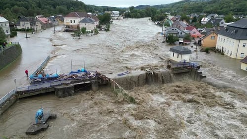 Ponte inundada durante inundações