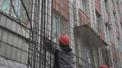Von Facharbeitern auf staubiger Baustelle hergestelltes Betongerüst