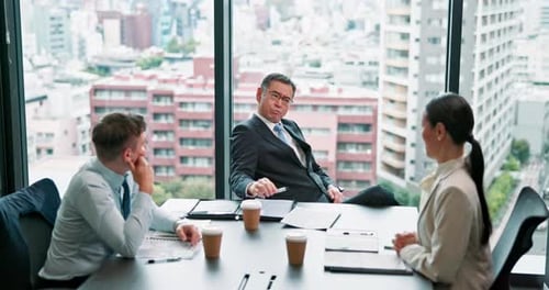 Empresários, reuniões e discussões corporativas com documentos ou contrato para liquidação da empresa