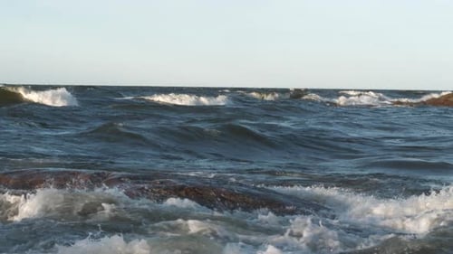 Temps orageux avec vagues à calotte blanche qui frappent la côte, la mer Baltique, Ralenti