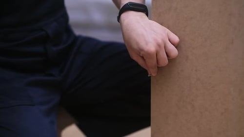 Maître de l'assemblage et de l'expédition de meubles enfonce un clou dans une armoire en bois d'un appartement