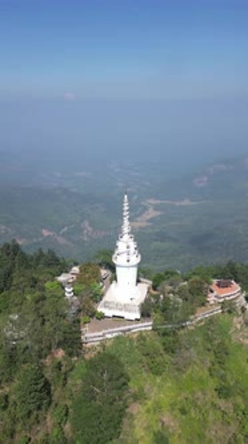 Vue aérienne du temple Ambuluwawa au Sri-Lanka, magnifique paysage avec des montagnes verdoyantes