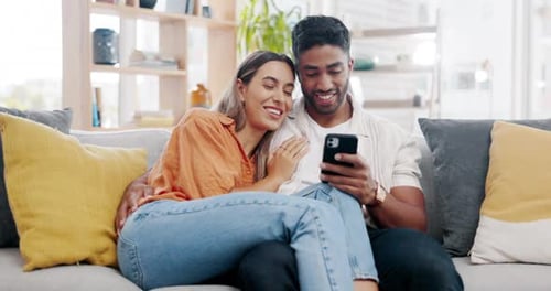 Pareja, smartphone y relájate en el sofá con una aplicación de red social, un blog o un vídeo con comunicación