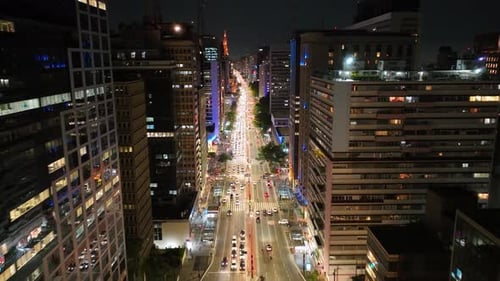 Paisagem urbana noturna da Avenida Paulista, no centro de São Paulo, Brasil.