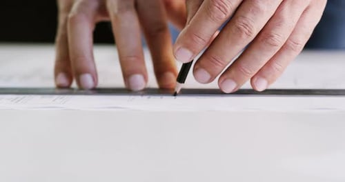 Hände, Bleistift und Lineal zum Zeichnen auf Papier, Entwurf und Konstruktion eines technischen Projekts