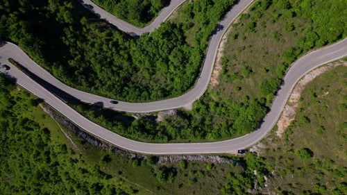 Vista aérea da estrada em forma de gancho nas montanhas Selvino
