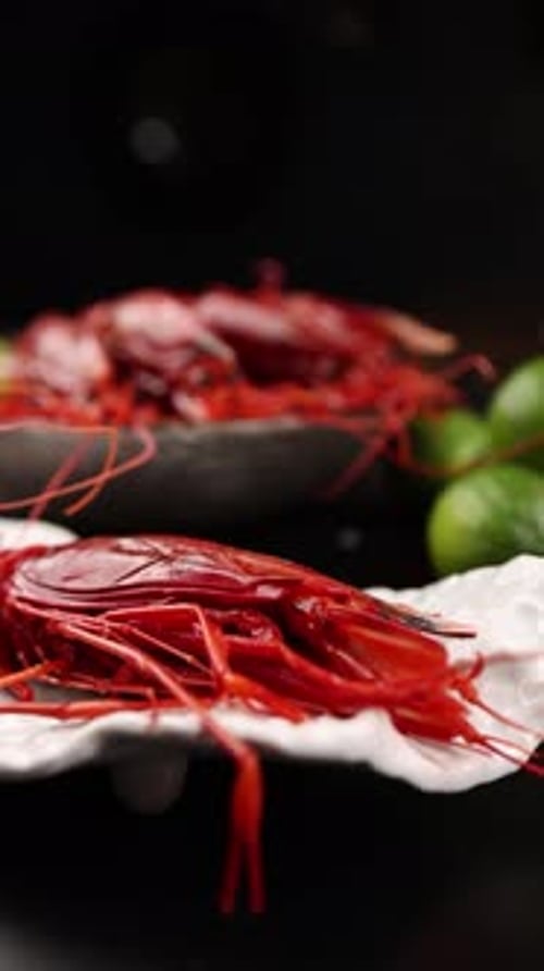 Garnelen, Langustinen, leckere Meeresfrüchte. Garnelen, leckeres frisches Essen. Vorspeise auf dem Tisch. zu