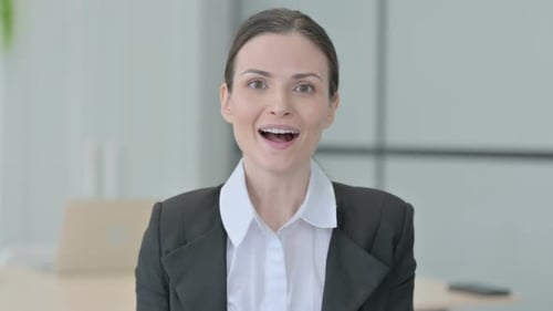 Femme d'affaires enthousiaste célébrant le succès et se sentant heureuse