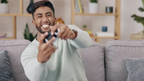 Spielekonsole, Sofa und glücklicher Mann gewinnen, freuen sich und treffen im Videospiel-Wettbewerb