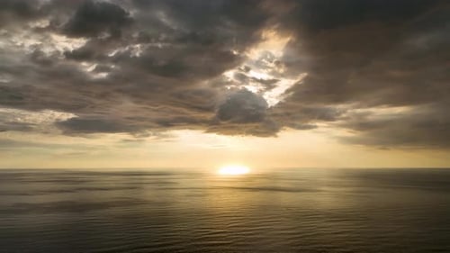 Vista aérea de una puesta de sol en color Dramático sobre el mar,