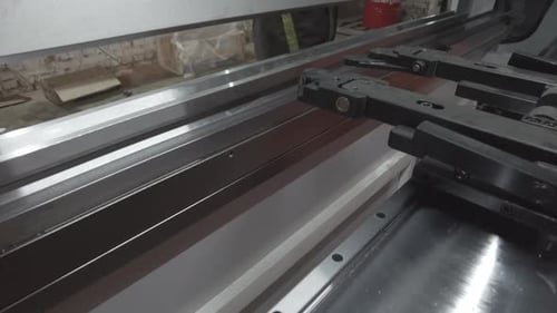 Biegemaschine. Biegen von Metall. Biegen von Metall. Metallbearbeitung