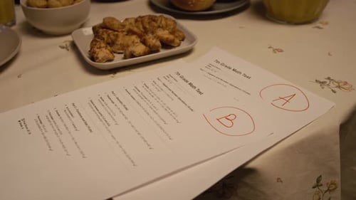 Examens de mathématiques avec d'excellentes notes sur la table du dîner avec de la nourriture à la maison