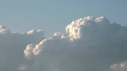 Schnell bewegende Wolken am Himmel Schnelle Bewegung weißer Regenwolken am blauen Himmel an einem sonnigen Tag