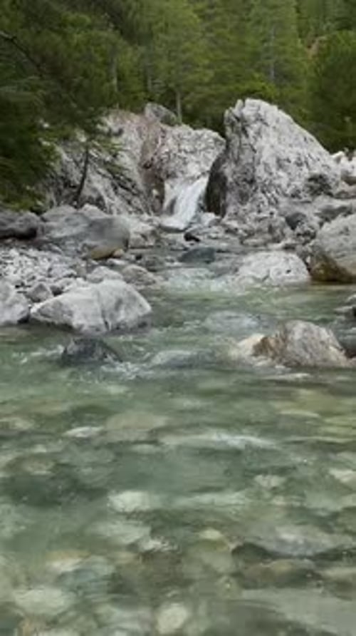 Vertikales Video, Luftparadies, Winter, Bergwald, Fluss und Kaskaden in faszinierender Aussicht