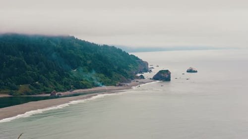 Blick über die waldbedeckten Hügel von Ocean Bay entlang der Küste