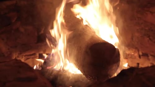 Feuerschutz brennt in einem Lagerfeuer mit orangefarbenen Flammen