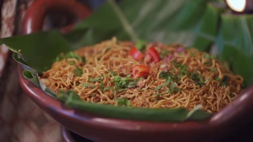Nahaufnahme eines frisch zubereiteten Gourmet-Reis- oder Getreidegerichts, das in einer modernen Schüssel serviert wird