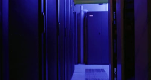 4K-Videomaterial von elektronisch Geräten in einem leeren Serverraum