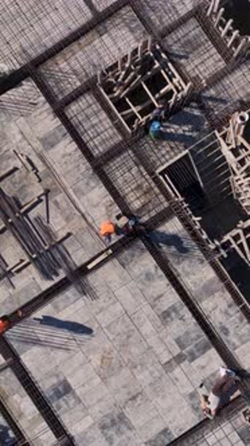 Trabajadores de Vídeo Verticales Operando Maquinaria y Realizando Diversas Tareas en un Proyecto de Construcción