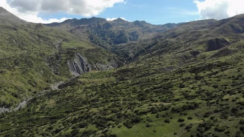 Établissement d'un drone sur le mont Gramos, en Grèce, un été ensoleillé
