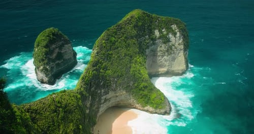 Kelingking Beach in Nusa Penida, Indonesien, Atemberaubende Meereslandschaft mit grünen Klippen an der Küste
