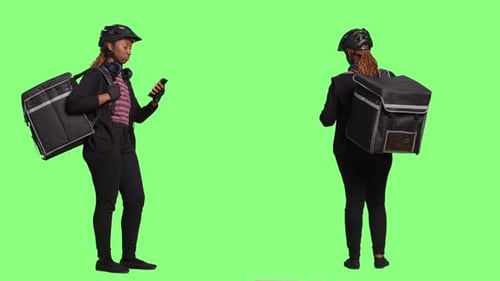 Kurierin nutzt Smartphone online und liefert Lebensmittelbestellungen