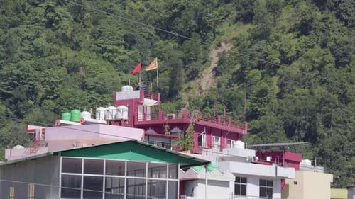 Drapeau hindou au sommet d'un temple hindou