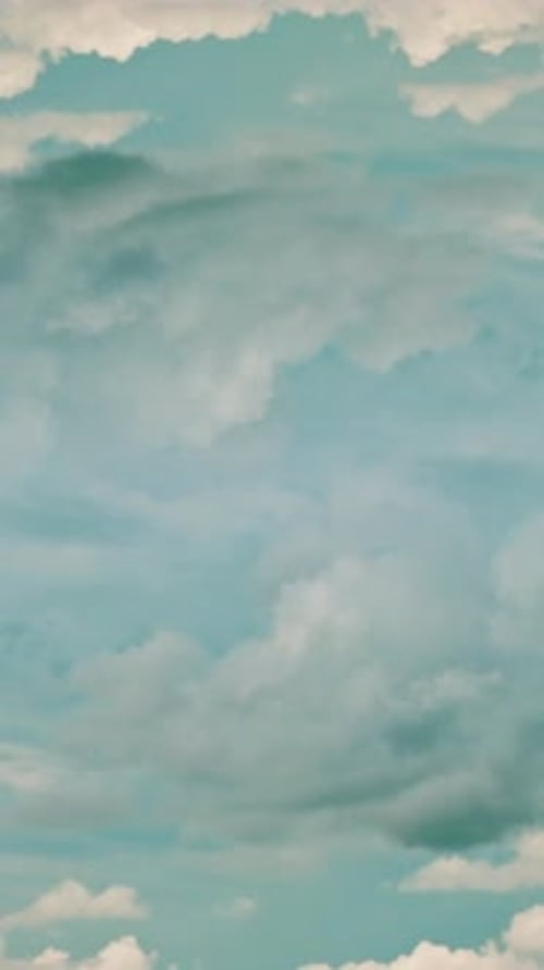 Timelapse 4k de nuages volant dans le ciel (vidéo verticale)